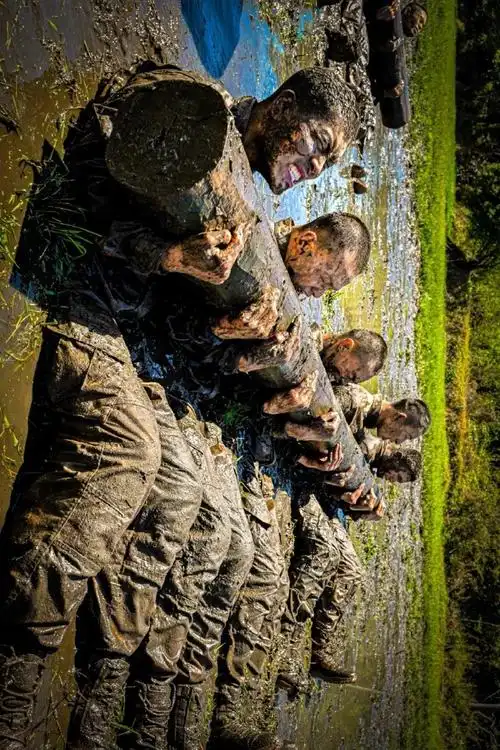 超燃竖屏军营大片壁纸#】军人的眼睛永远紧盯战场,他们的眼神刚毅