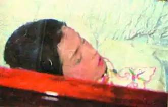 没有快乐的童年随后父亲的意外死亡和母亲改嫁英国让她的童年并不快乐