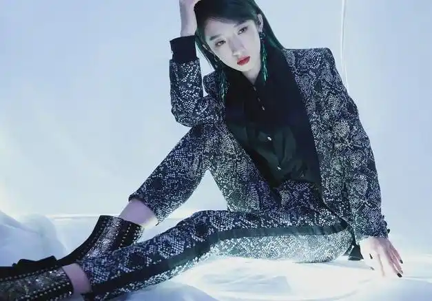 孟美岐最新舞台look穿蛇纹西装搭夸张耳饰又酷又飒