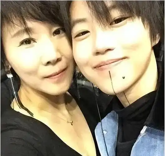 观察窦靖童与窦佳嫄,尽管她们血脉相连,却各有千秋,令人不禁疑惑,究竟