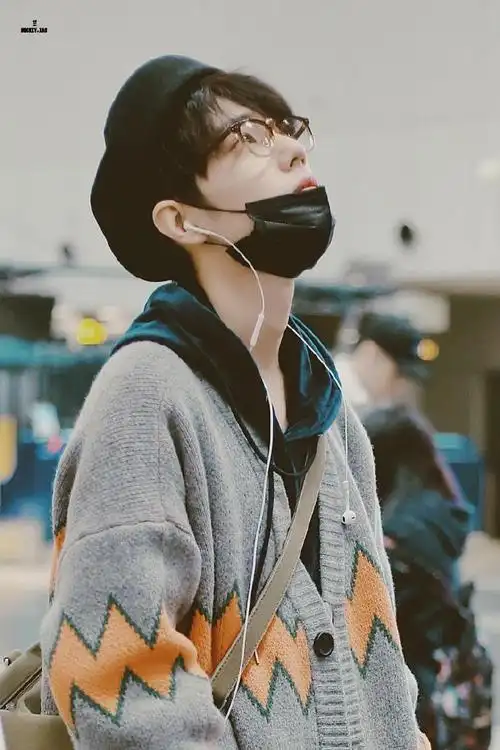 肖战今日份机场照回顾火到出圈的日系机场look诞生日