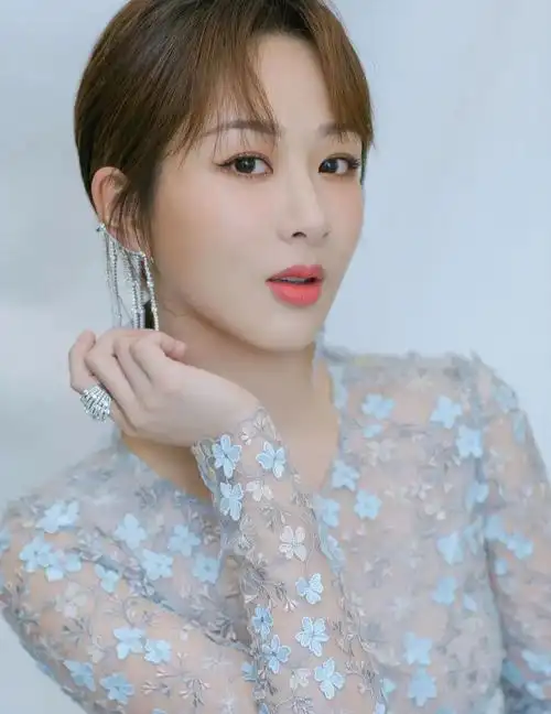 呆萌可爱"小猴子"杨紫魅力写真,变得亭亭玉立了