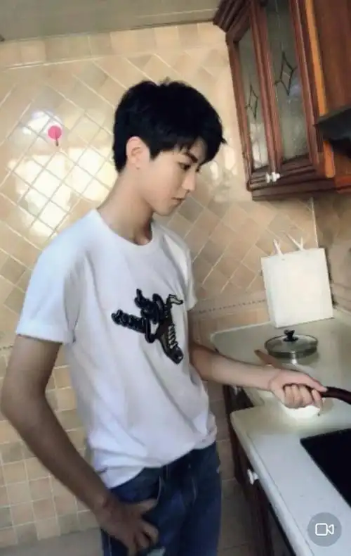 王俊凯亲自下厨做的菜看起来好好吃啊可小凯忘了煮饭