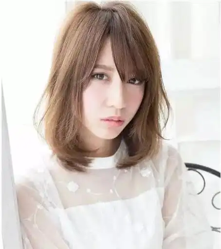 窗帘式刘海 微扣齐肩中长发,淡化头发的毛躁感,简约自然.