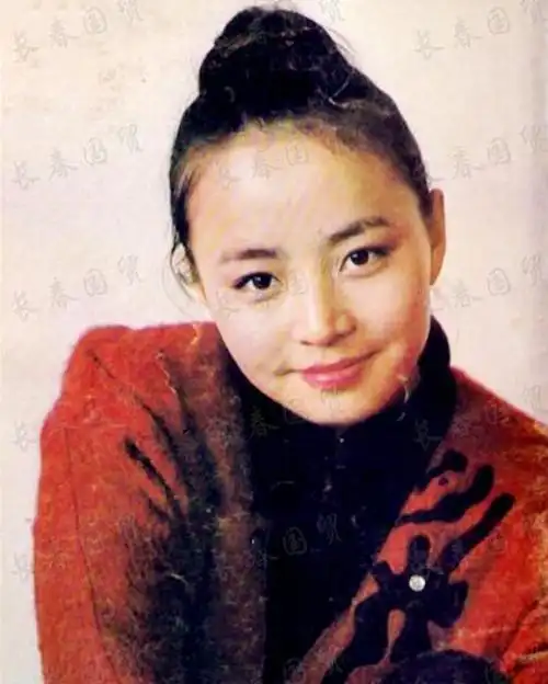 宋丹丹33年前青涩旧照曝光,五官精致略显婴儿肥