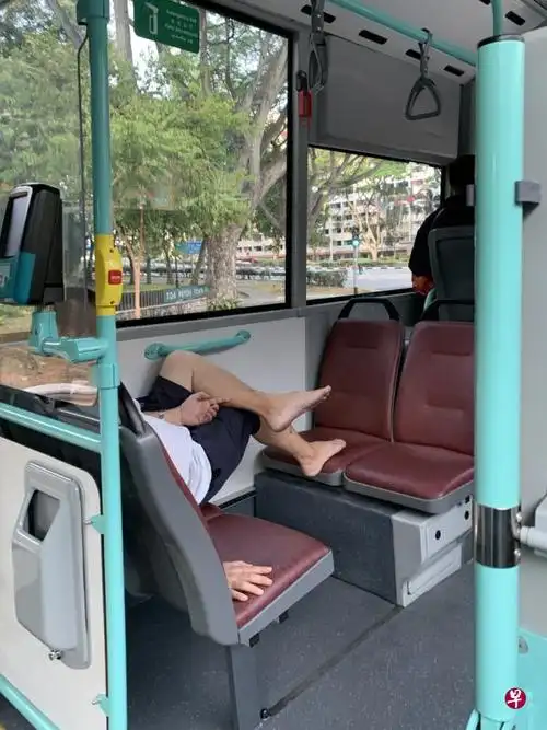 陆交局公巴贴告示 提醒乘客文明坐姿