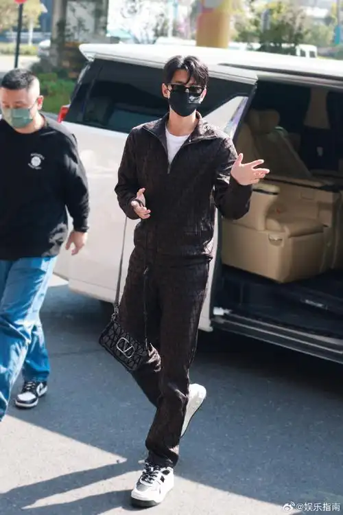 杨洋杭州机场出发路透##杨洋好薄