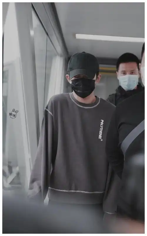 灰色卫衣 棒球帽,是小北回来了吗,不过今天是软萌易推倒的小北~早起赶