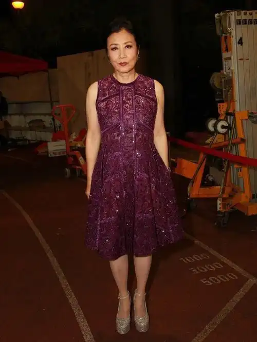 74岁的汪明荃好会保养大胆挑战玫红色西装竟然比00后还敢穿