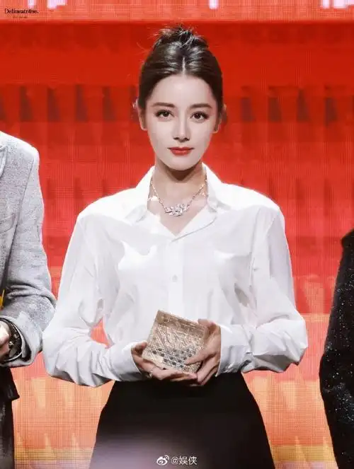 迪丽热巴第二套#内场的迪丽热巴真的是绝美,第二套白衬衫造型造屯