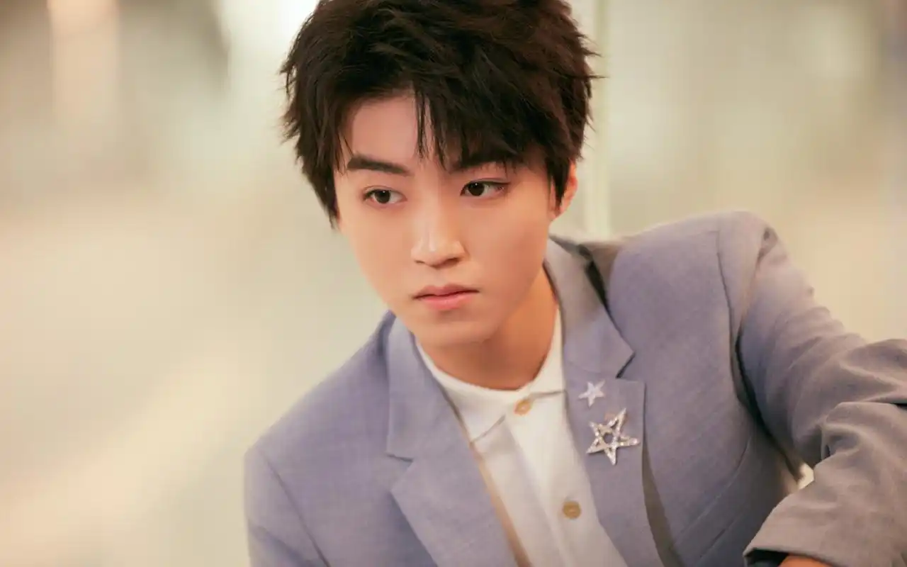 王俊凯清爽帅气写真桌面壁纸