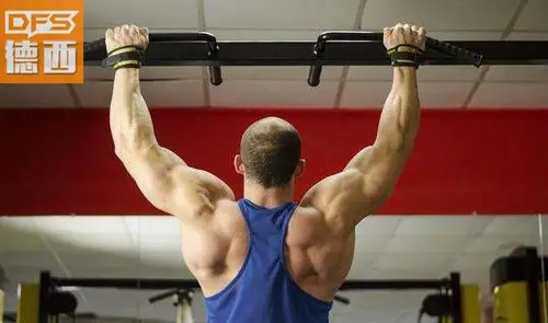 引体向上非常经典的背部训练动作,也可以称为是背部俯卧撑,动作也很