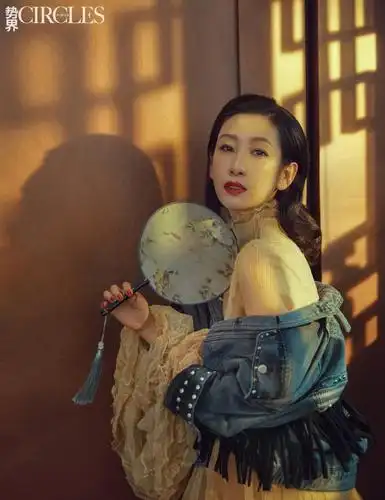 秦海璐登时尚封面,穿旗袍优雅又知性,气质这块拿得死死的!
