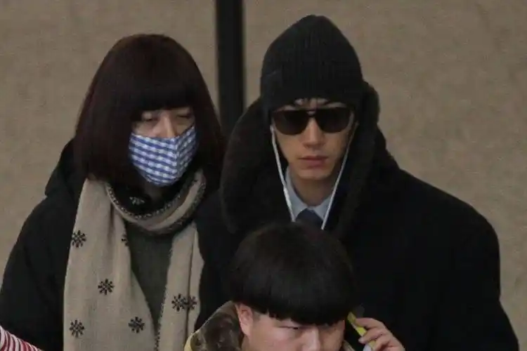 张亮与前妻带女儿逛街,举止亲密自然被猜复合,6岁女儿身高近一米五