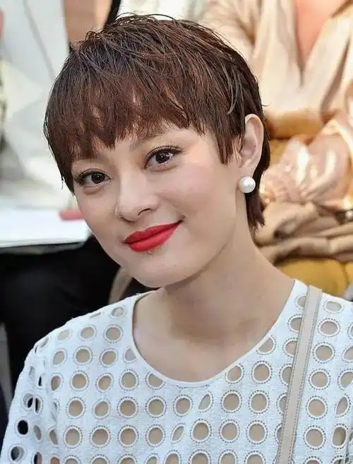 孙俪一到国外就变样?飒爽短发穿"洞洞衣" ,网友:颜值回春了|肉色|穿搭