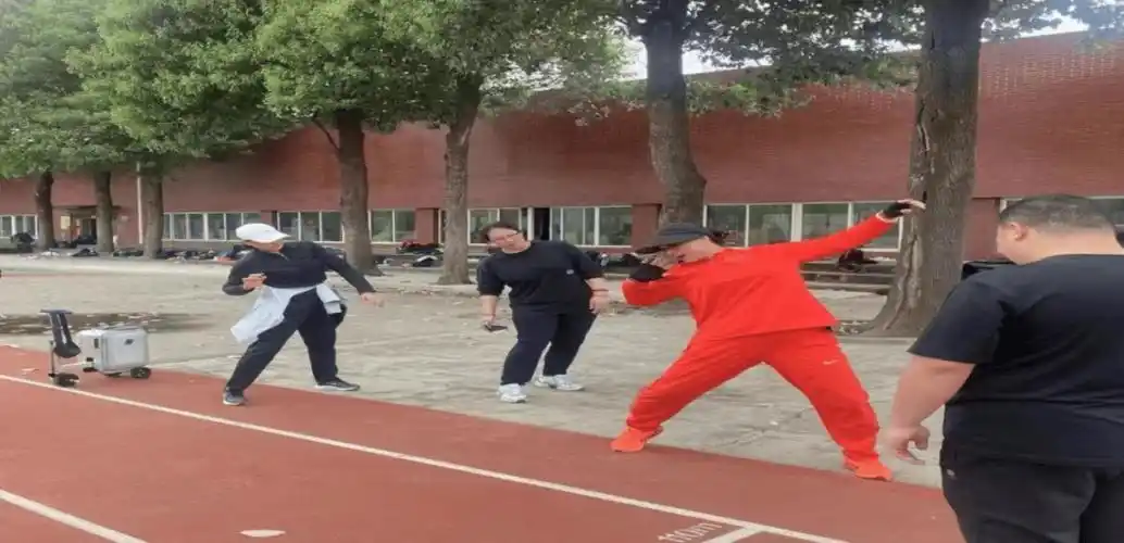 宋佳媛(曾获得奥运会女子铅球第五名)与运动员们进行座谈