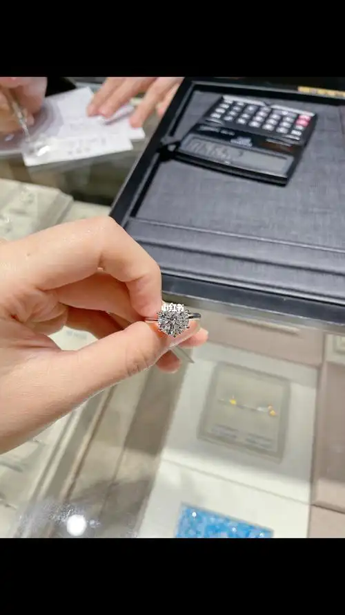 试戴4克拉大钻戒