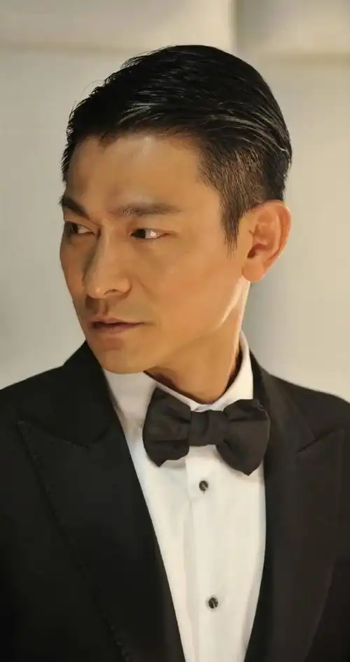 刘德华在电影莫斯科行动中的造型首次曝光,灰色西装 黑色墨镜,又酷又