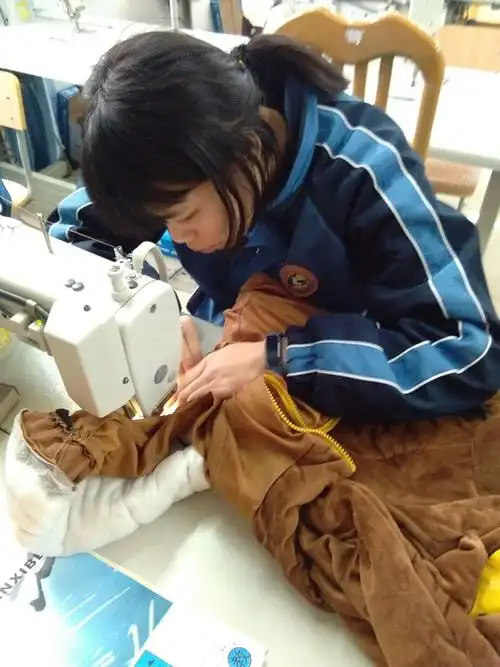 3月8日:杨晴贻帮李老师(李小草)缝补一件衣服.