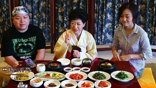 韩国人在吃饭前会一起说一句话那句话的韩语怎么说!