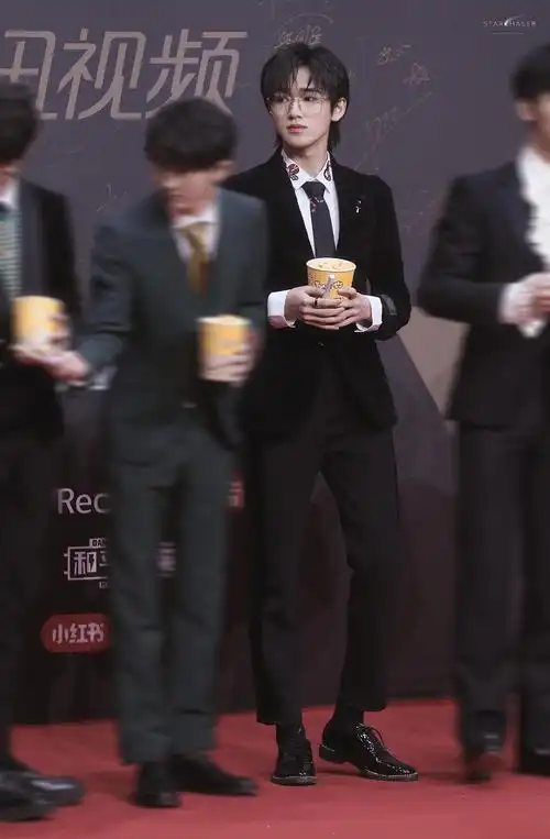 宋亚轩穿过的西装07