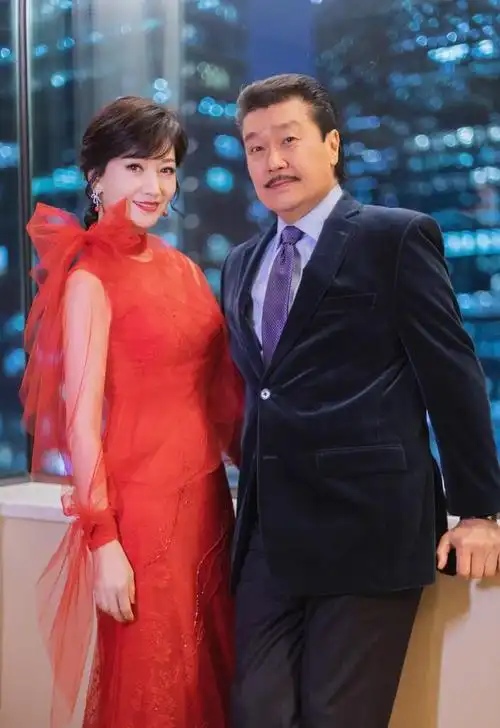 赵雅芝与黄锦燊夫妻情深 诠释着执子之手,与子偕老