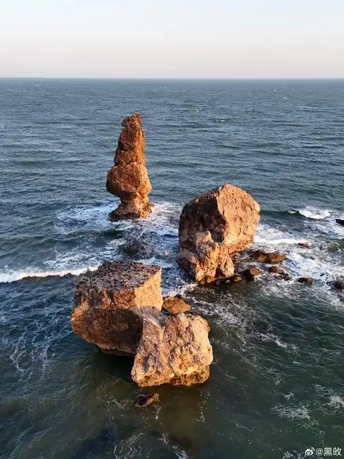 毗邻山海关,以碣石最为著名,由三块高出海面二十米左右的巨大礁石组成
