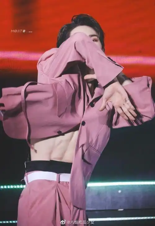 让人忍不住流口水的画面#长相清秀,从12岁开始就拥有8块腹肌的朱正廷