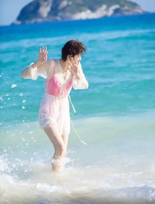 古力娜扎和郑爽同穿泳装!