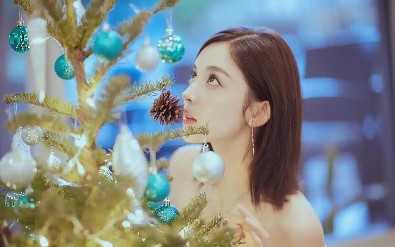 古力娜扎性感圣诞写真桌面壁纸