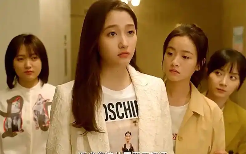 女孩在公司被老板欺负,最后闺蜜教她怎么做人.#李庚希#关晓彤