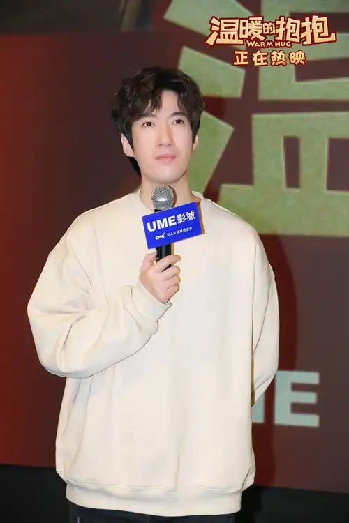 《温暖的抱抱》票房破3.5亿 上海路演常远骑小摩托搭李沁送好运