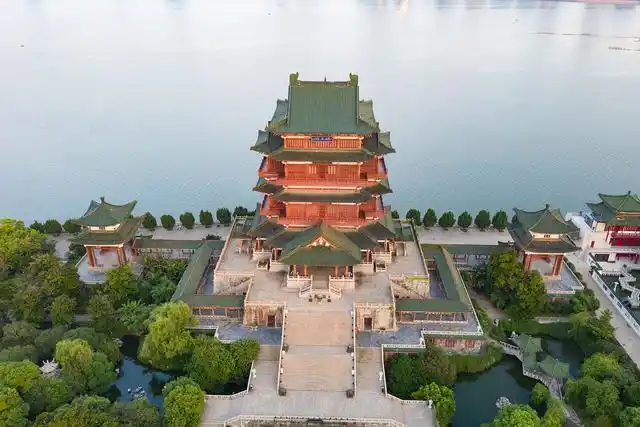 楼只有湖南岳阳楼保存了古代建筑遗存,其他三大名楼,武汉黄鹤楼,江西