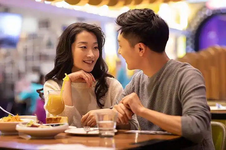 快乐的年轻情侣在餐厅约会