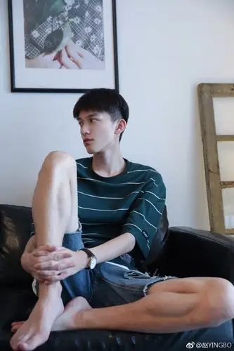 快男化妆间的素颜照有什么可比性拼的还是五官啊