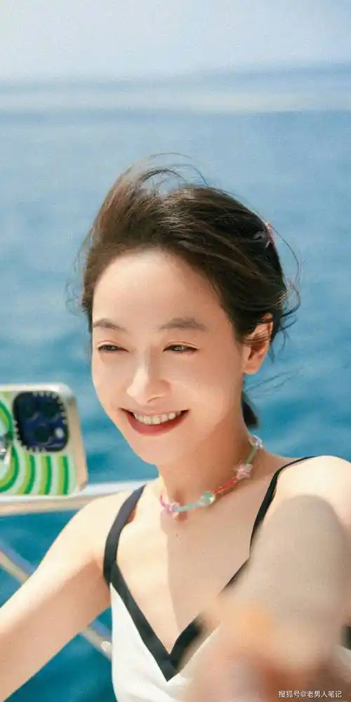 宋茜泰国假期写真壁纸,海风阳光泳衣配裤衩,短发浪漫纯欲风满满_时尚