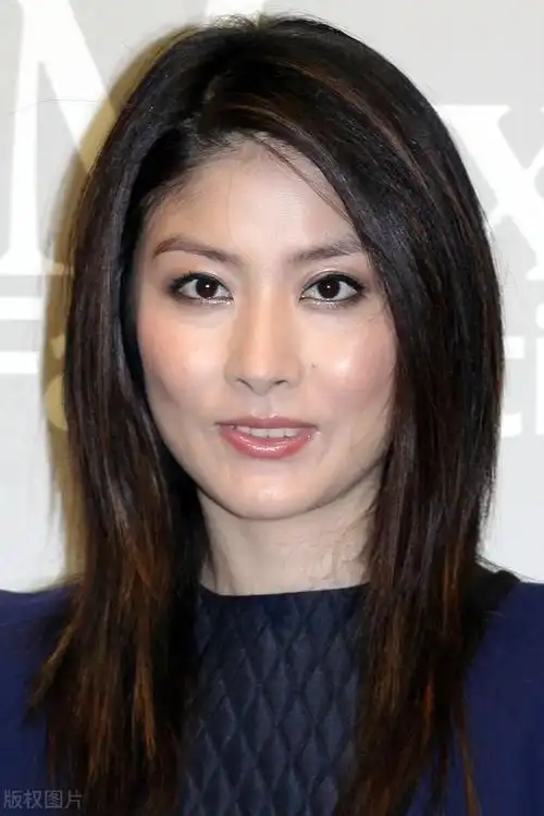 陈慧琳靓丽打扮,身材姣好,女人味十足