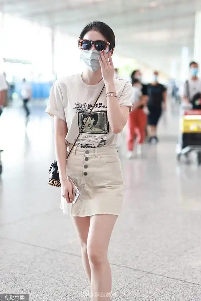 组图:张雪迎高盘发墨镜遮面活力十足 白色上衣搭超短裙大秀美腿