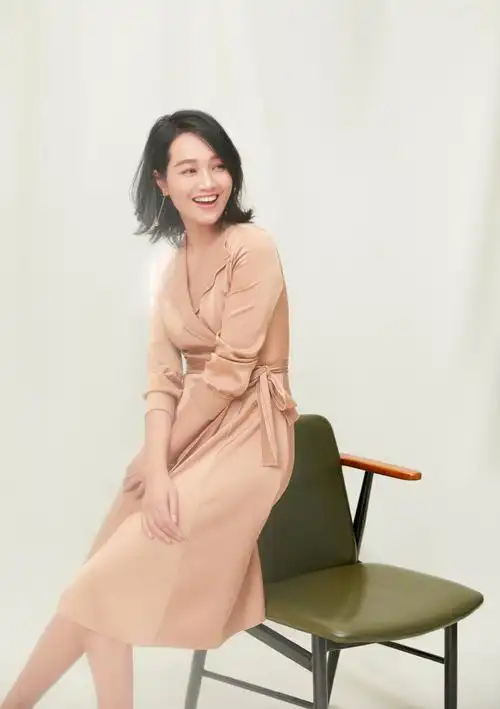 风衣温婉衬衫裙活泼,38岁朱丹写真演绎多套造型,把春装都穿出花