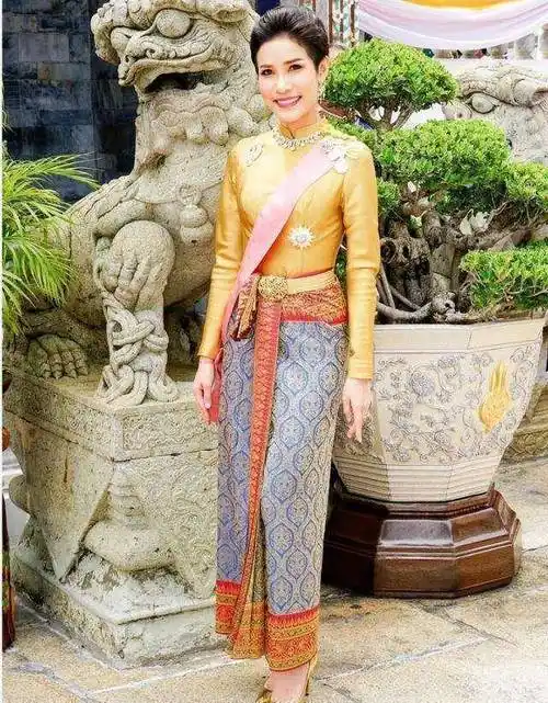 贵妃穿背心急飞德国团聚,泰王机场赠送10套礼服_妮娜_身材_泰服