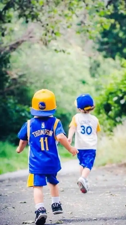 哪位兄弟有阿水和阿花的卡通图啊