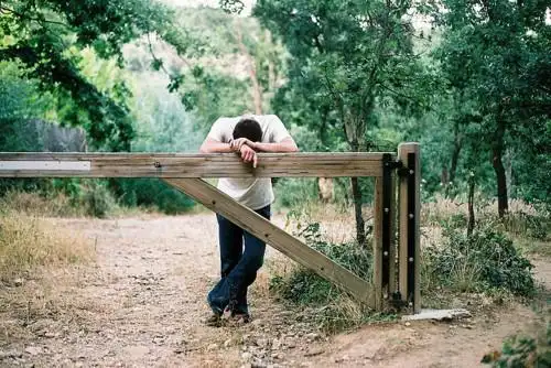 孤独伤感男生背影