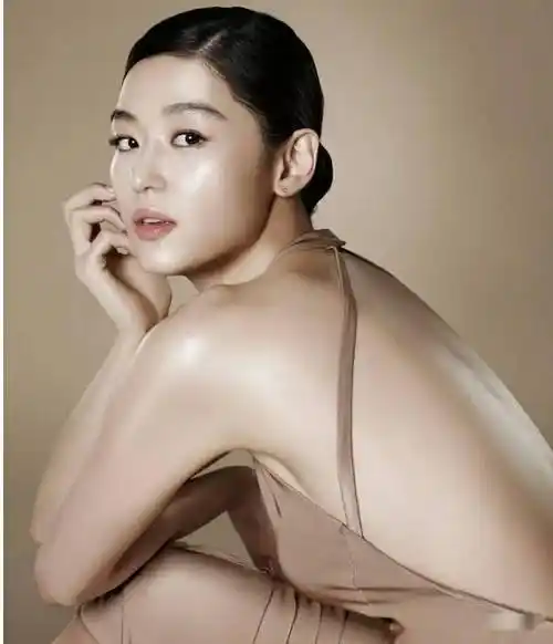 36岁全智贤身材性感气质迷人,野蛮女友魅力不减当年,这谁顶得住?