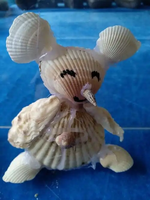 鳌山卫七沟小学座落在鳌山湾畔,孩子们用海边的贝壳制成一件件手工