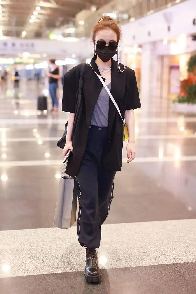 吴昕街拍:短袖宽肩西装prada短靴 hermes柠檬黄挎包抢镜吸睛