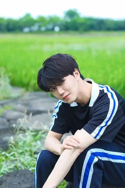 陆思恒田园风写真清新养眼纯净少年青春洋溢