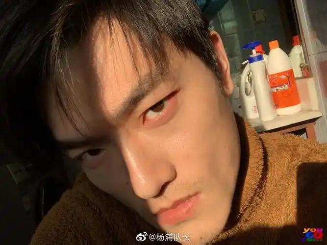 小眼睛高鼻梁肌肉男原来长这样