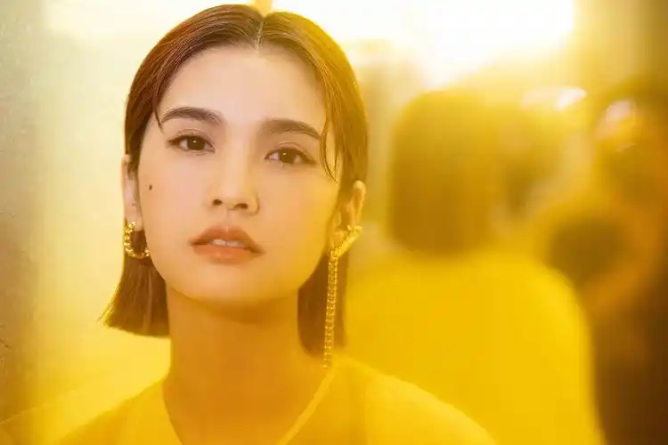 杨丞琳最新写真短发利落眼神坚定 暖黄色调似丹桂香气氤氲_凤凰网娱乐