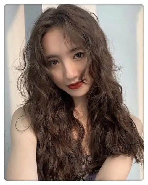 就不是太好看,本来脸蛋部位较宽,梳上有刘海的蛋卷头,脸部看上去更宽