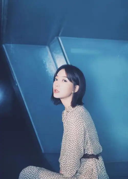 王珞丹出席最新电影《被光抓走的人》,一身碎花连衣裙不冷吗?